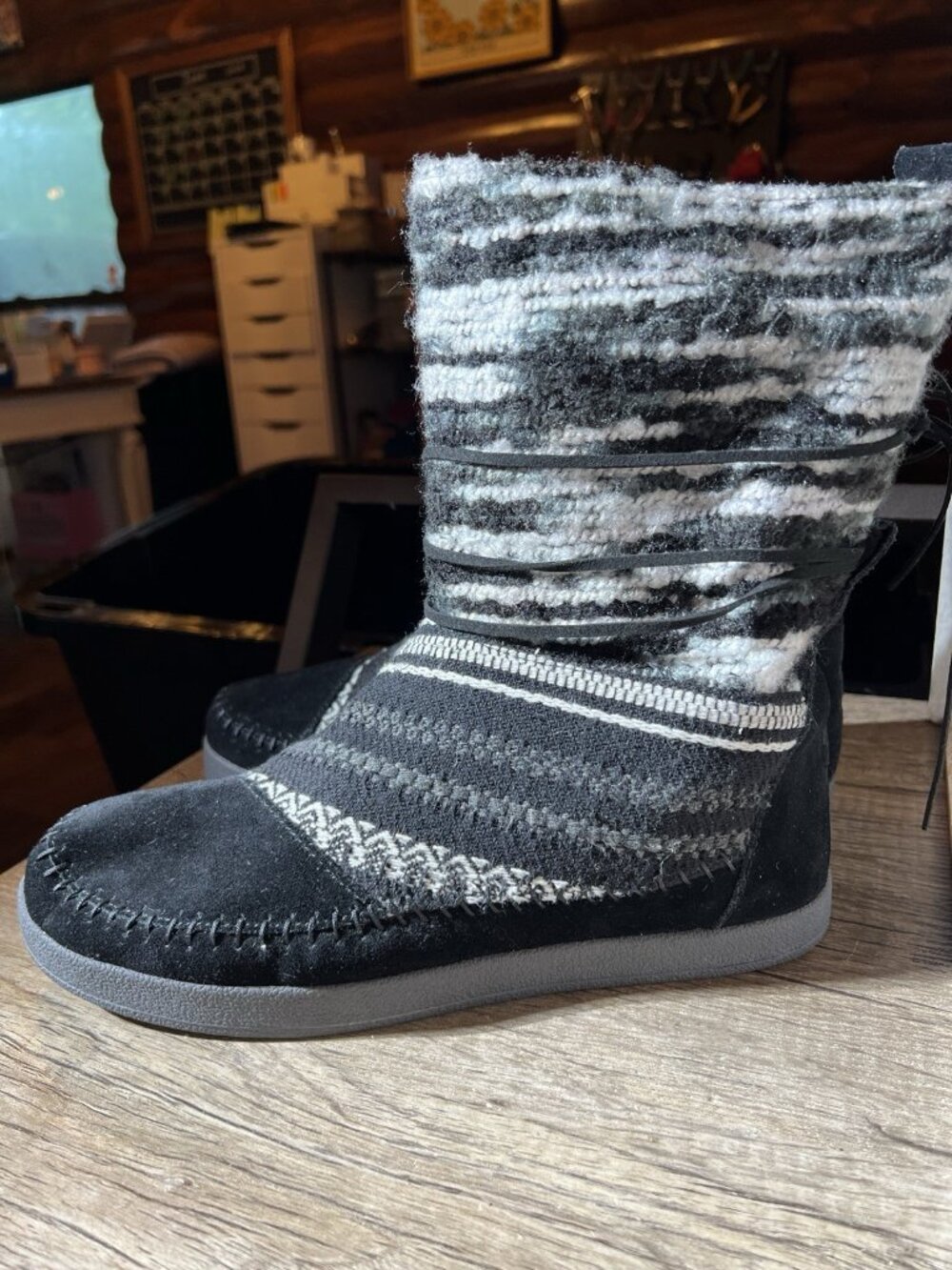 TOMS Nepal Women’s Size 10 Black White Gray Knit Moccasin Wrap Boots - Picture 2 of 9